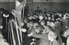 501655 Afbeelding van Sinterklaas en Zwarte Piet op bezoek bij een groep kinderen, vermoedelijk in de Kromhoutkazerne ...